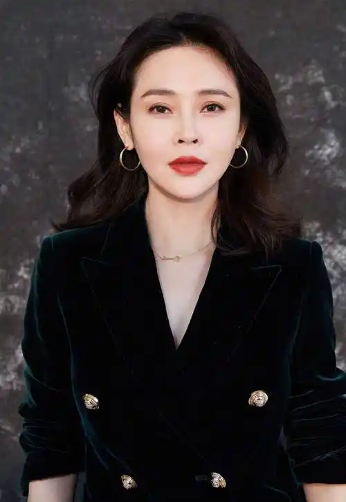 原创于明加气质真不赖穿白色抹身材连衣裙配高跟鞋优雅迷人被惊艳了