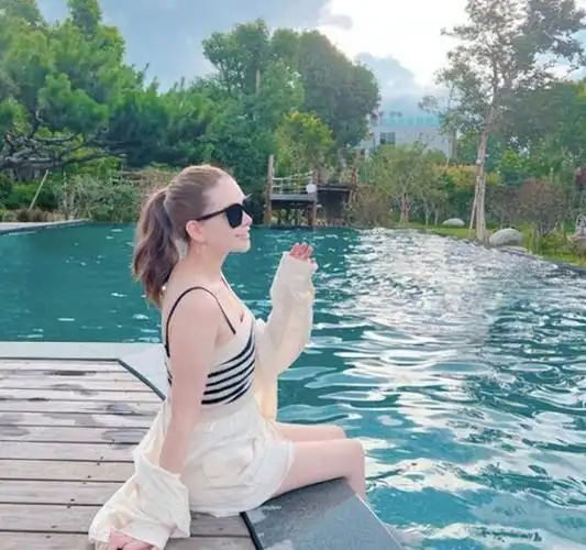 昆凌三胎后晒出游美照 坐泳池边面带笑容气质迷人