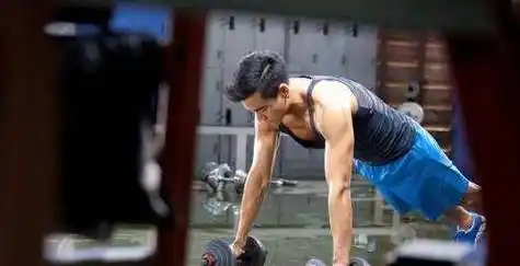 新一代对身材审美提升正是因为彭于晏的8块腹肌和颜值.