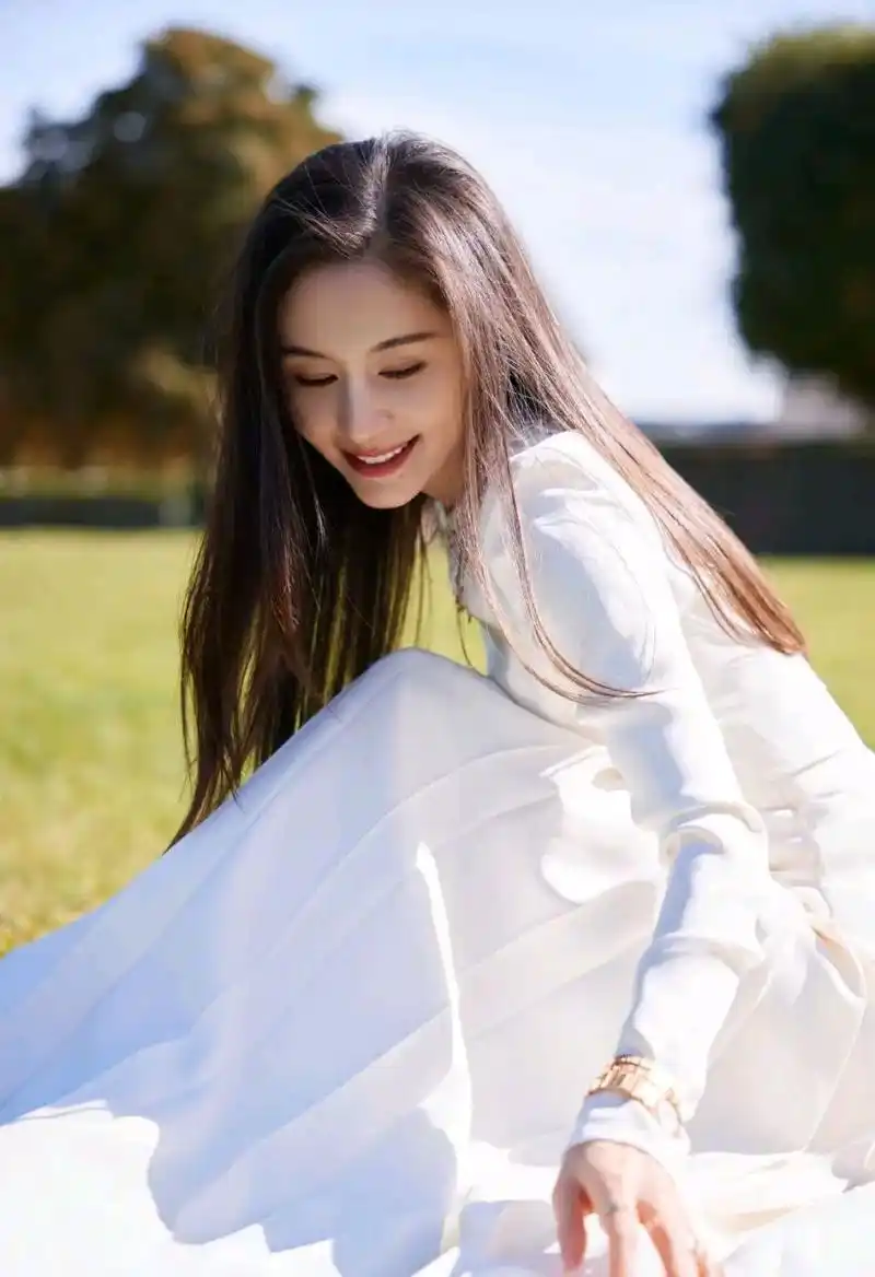 今天王子文亮相巴黎,她这回选择穿一身白色的衣服,看上去年轻又有时尚