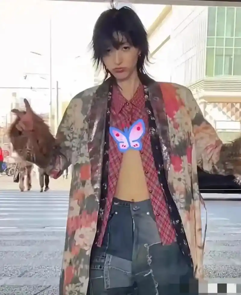 华晨宇现女友是这样的,两个人穿着还挺相似的.