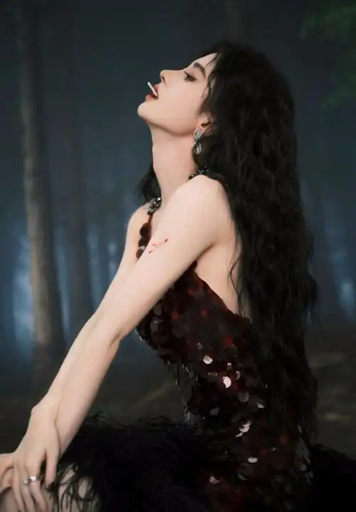 鞠婧祎穿露背裙拍写真叼棒棒糖眼神撩人