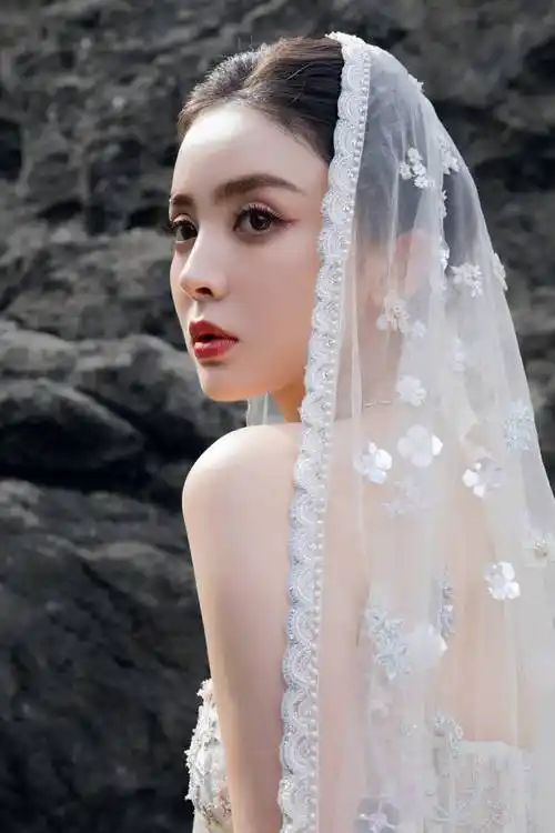 抹胸长裙 若隐若现 迷死个人 古力娜扎那无法抗拒的诱惑!