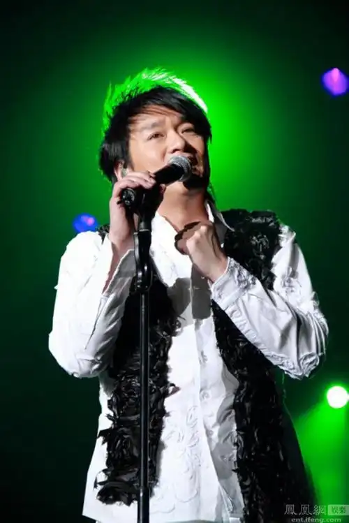 22日出生于中国香港西营盘,祖籍广东省汕头市潮南区,华语流行乐男歌手