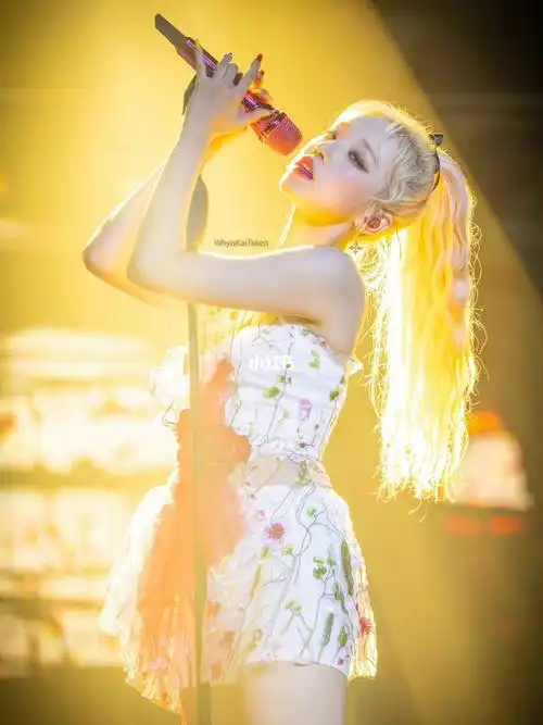 宋雨琦舞台上闪闪发光的雨琦