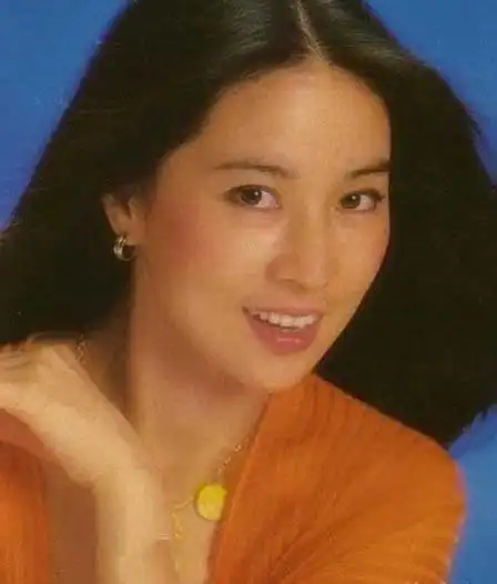 成龙妻子林凤娇多少岁林凤娇旧照海滩秀性感图