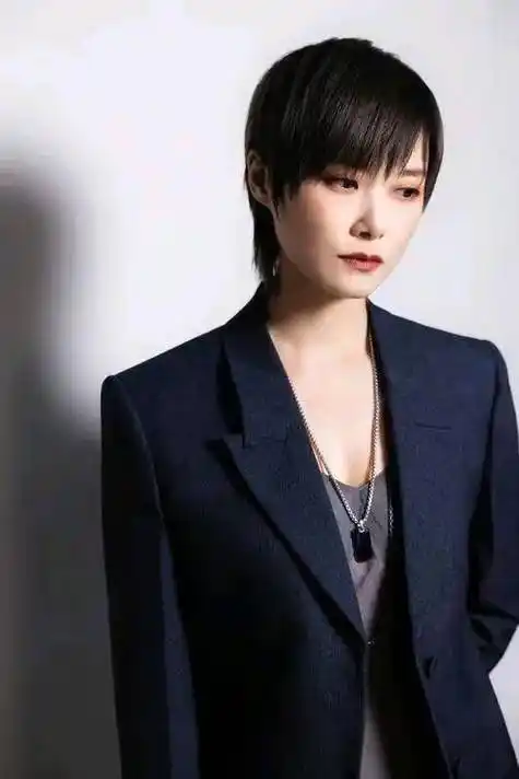 李宇春:从超级女声到全能艺人的锐变之旅