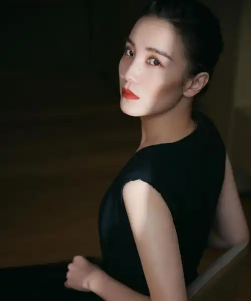 演员宋佳:为了上位有多疯狂,一脱成名为艺术献身,风韵犹存