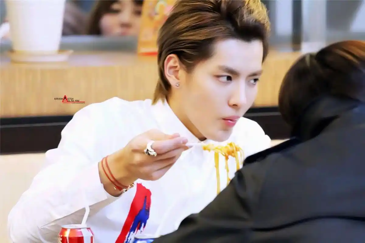 吴亦凡图片考古之那年今日 开心吃喝的吃播达人