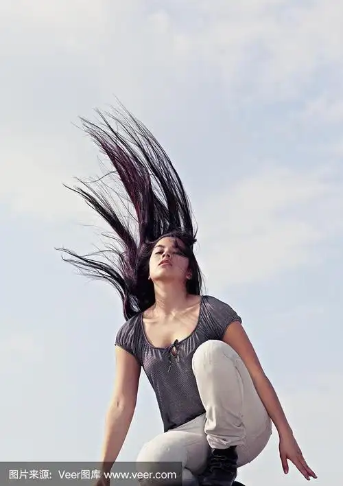 美丽的半亚洲女人甩着她的头发