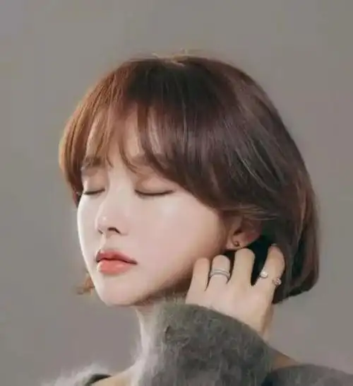 女生齐腮短发发型