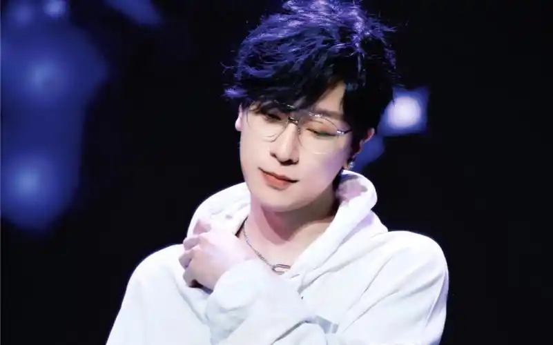 景向谁依《断了的弦》,"我沉默你的话也不多,我们之间少了什么不说.