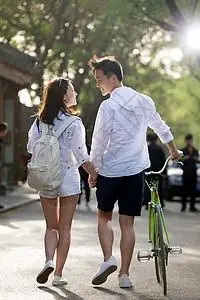 快乐情侣牵手逛街图片素材