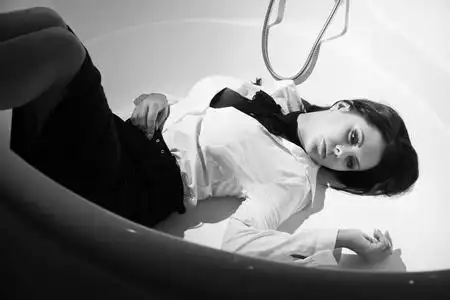 死女人身穿黑色西装在壁橱里图片-死女人身穿黑色西装在壁橱里素材-死