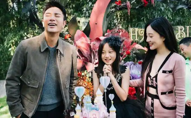 单亲第四年生日的甜馨表情真让人心疼贾乃亮和李小璐首次同框