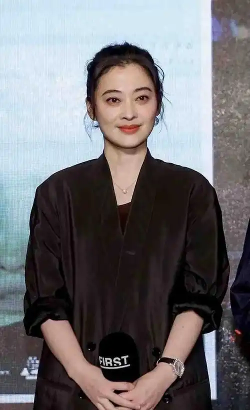 梅婷和鄢颇离婚16年了,他们的生活相差太大