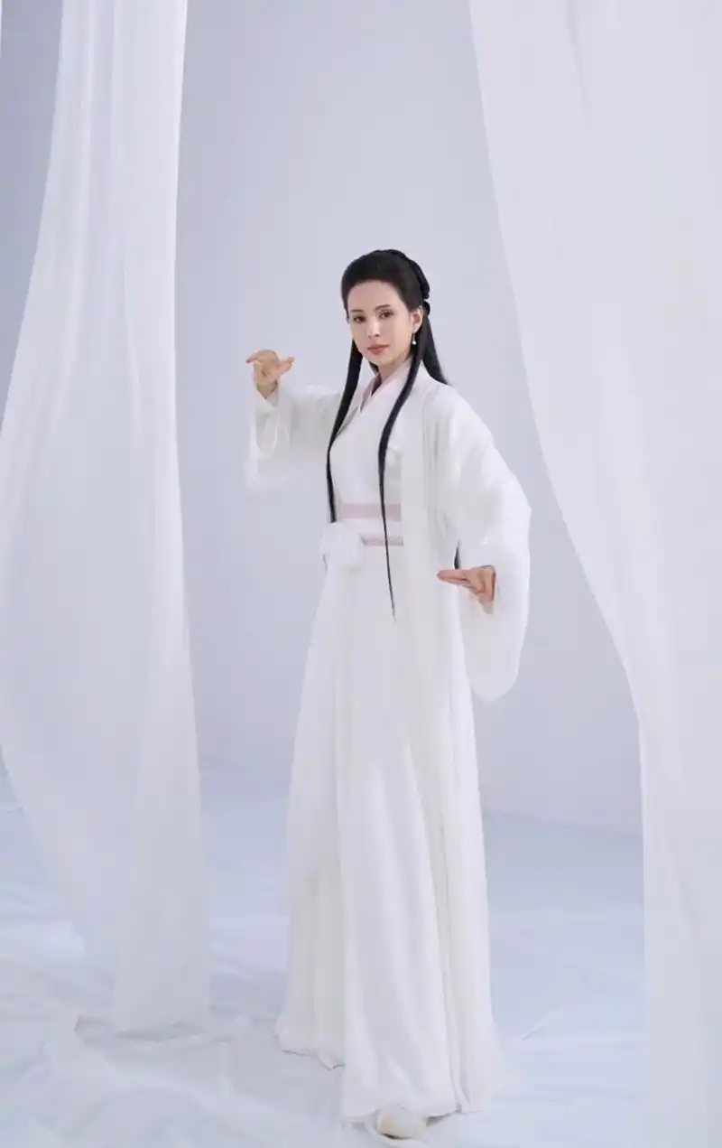 56岁李若彤再现小龙女造型,27年样貌不变,睡绳子名场面好绝