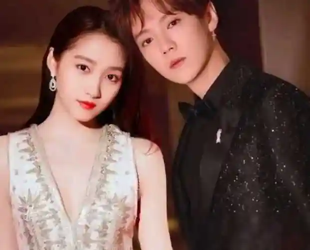 范志毅与芭蕾舞者妻子参加鹿晗生日派对,同框似父女