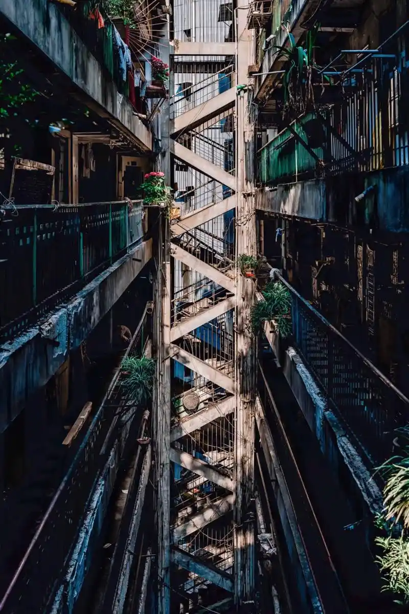 鸳鸯楼 城市中电影感  在老旧的社区中走一走 武汉也有电影中 - 抖音