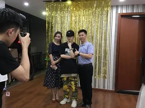 小鬼哭了 一直以来辛苦了和爸爸妈妈合影很幸福~生日快乐