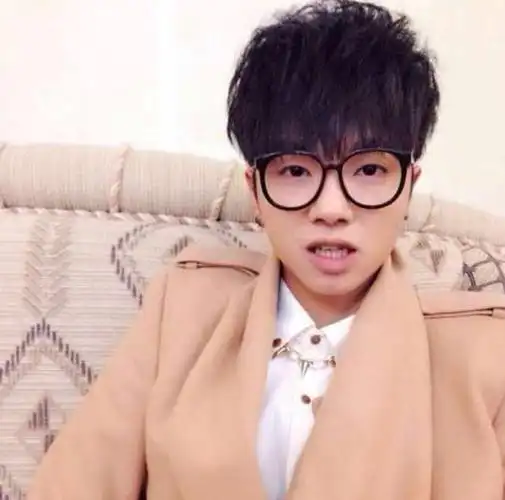 原创华晨宇陷整容风波,旧照公开似认不出,看起来就像两个人