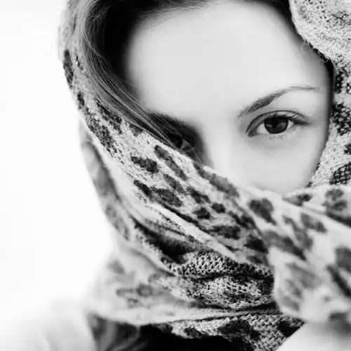 围巾蒙面美人