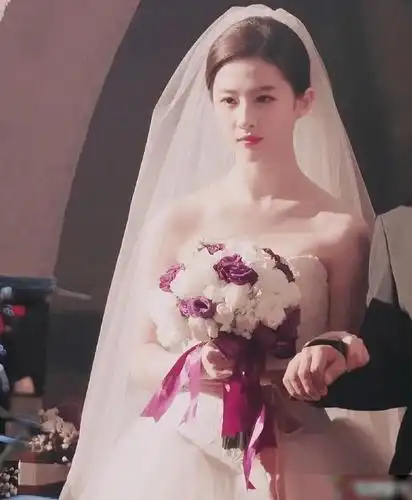 女明星婚纱照:热巴美艳,刘亦菲清纯,关晓彤太仙,赵丽颖最意外