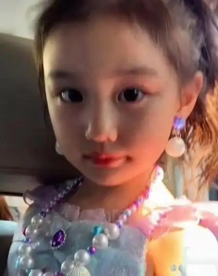 杨幂和刘恺威的女儿小糯米长得超像妈妈,简直是迷你版的杨幂