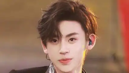 小鬼王琳凯往车窗外扔烟头曝光 发文公开道歉