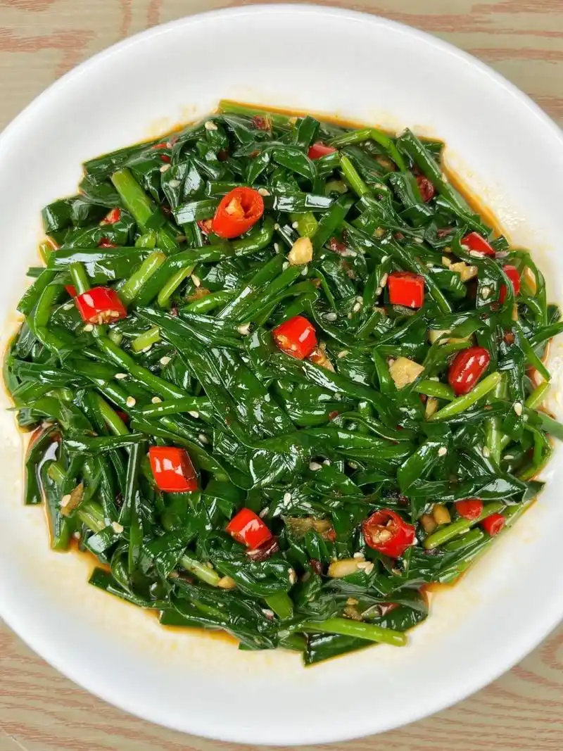 凉拌韭菜 学会这道菜 他会夸你厨艺棒! 韭菜这样做,香辣开胃!