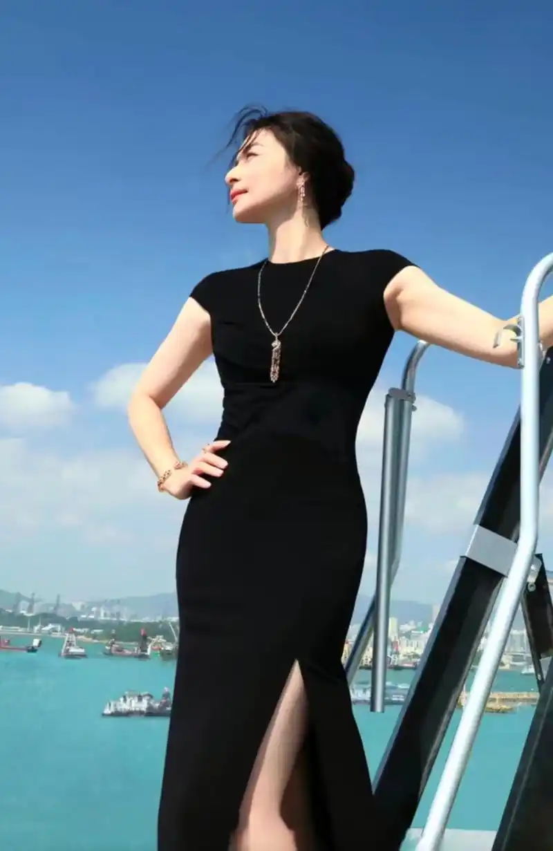 郭晶晶穿礼服好漂亮,美观大方,气场全开.