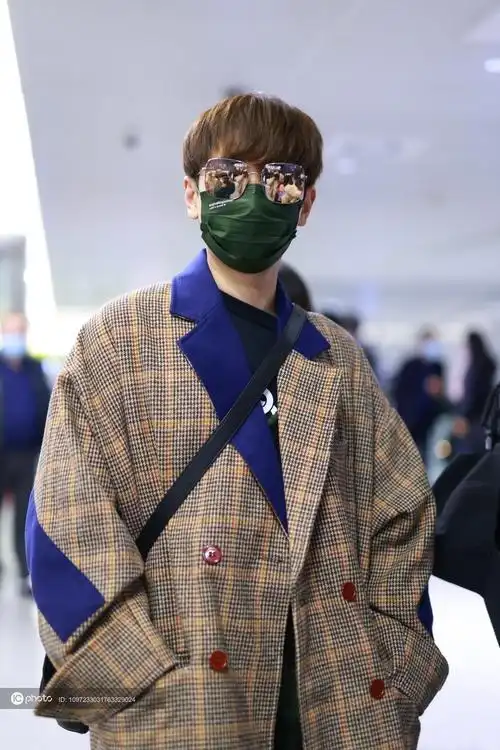 街拍汪苏泷棕色格纹大衣墨镜潮酷帅气