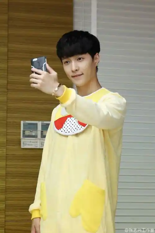 青涩少年已经成长为张总啦-张艺兴这些早年的照片你见过吗?