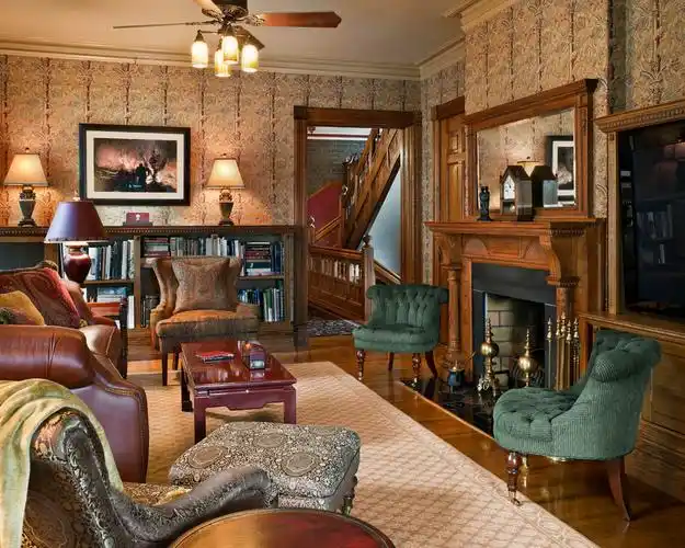 现代别墅起居室古典高贵棕色花纹式墙壁设计装修效果图