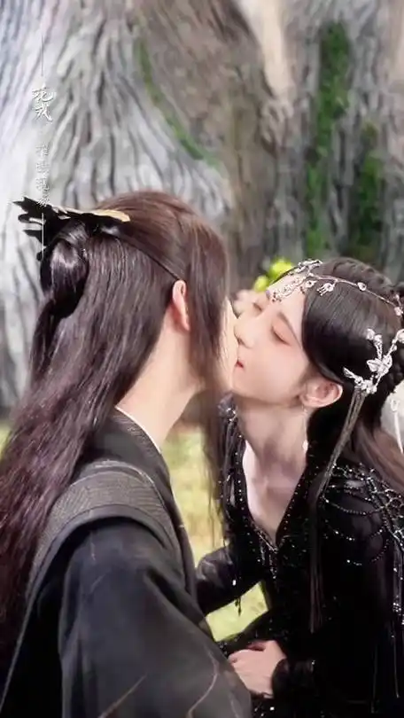 鞠婧祎郭俊辰花戎树下吻花絮