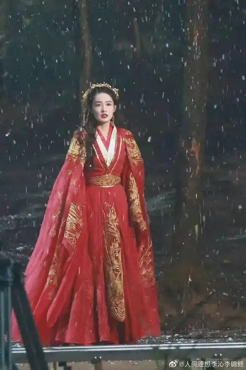 原创李沁古装红衣造型太绝了艳若桃李美得让人窒息