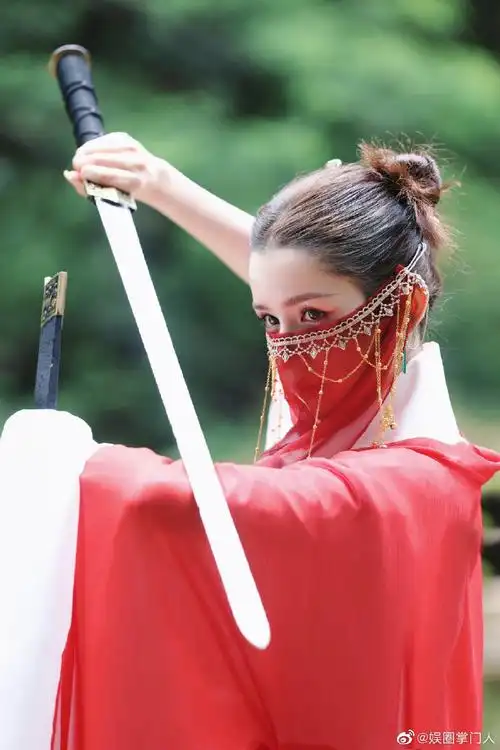 哈妮克孜红衣侠女造型