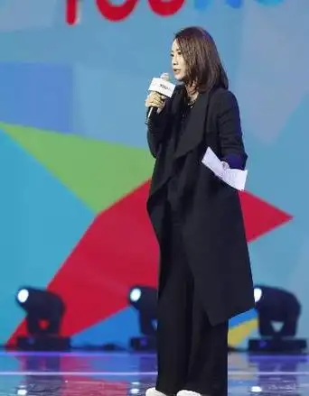 最美经纪人霍汶希样貌出众穿搭时髦哪像50岁的人