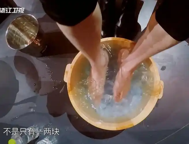 华晨宇|华晨宇光脚泡冰水唱《齐天大圣》,失去百万修音后,唱功藏不住