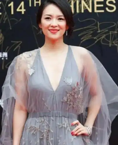 章子怡圆脸发福造型,小脸看起来特别精致紧凑,感觉很有福气像