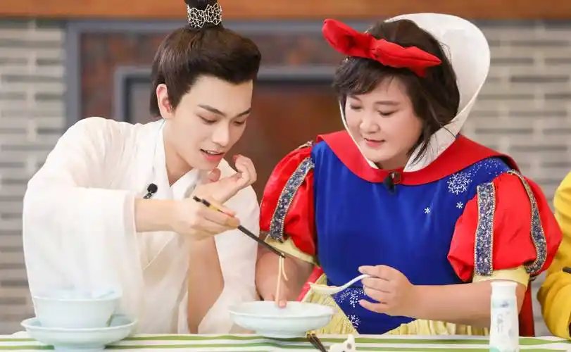 《青春环游记2》贾玲丁禹兮甜蜜感情戏 沈腾整蛊范丞丞两大家族合体