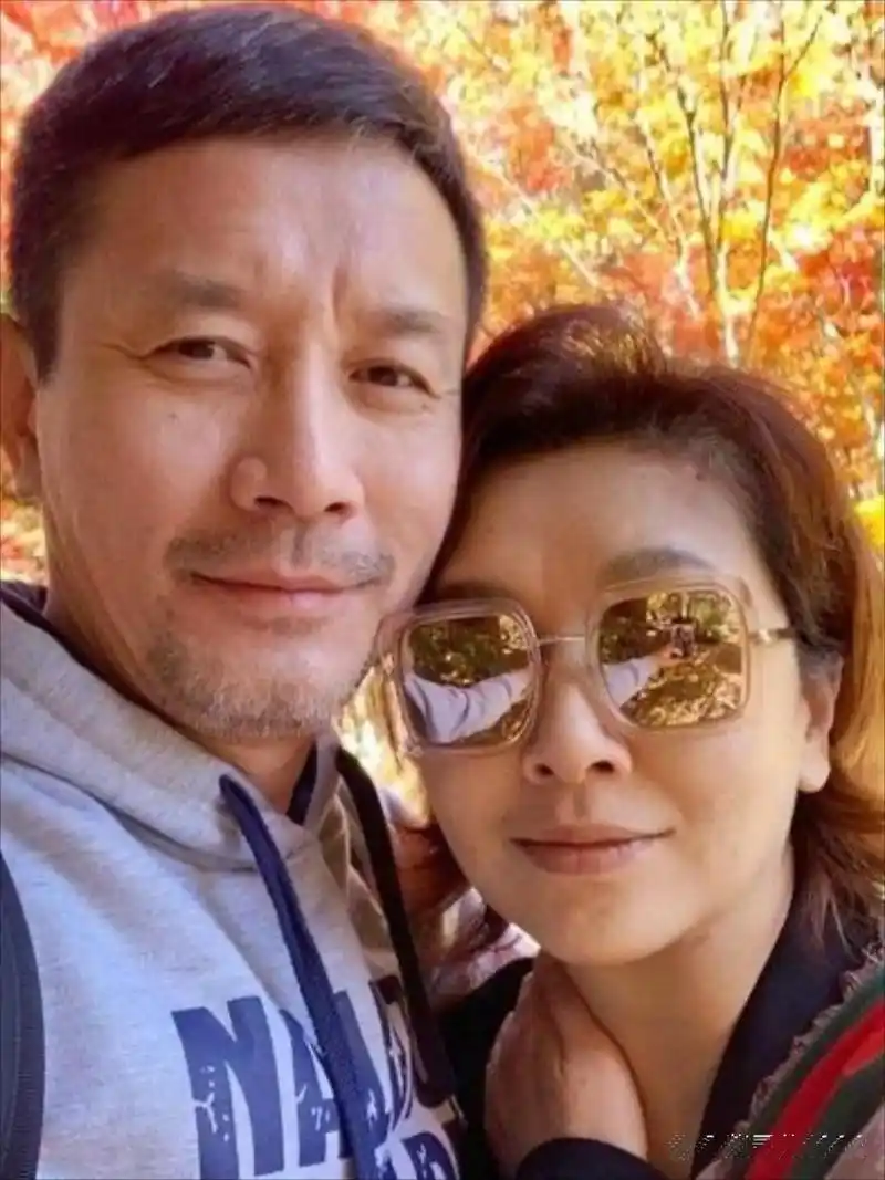 江珊的现任老公是田小洁,他长得挺帅,比江珊年轻三岁,同样是演员