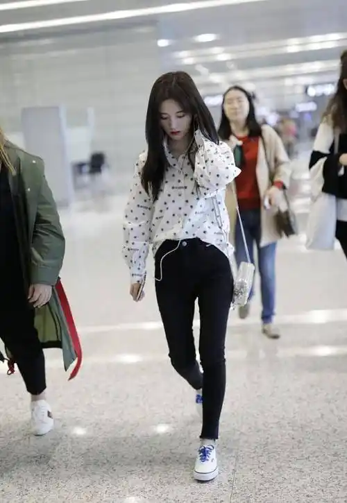 鞠婧祎发文晒照上热搜,身穿傣族服饰似精灵,肤色白得晃眼_元气_少女