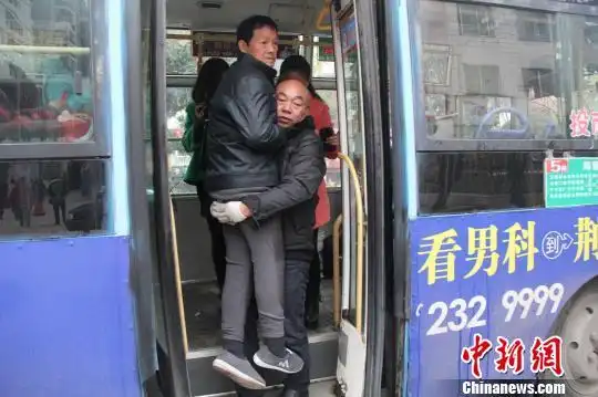 公交司机每天抱中风乘客上下车 被赞传正能量