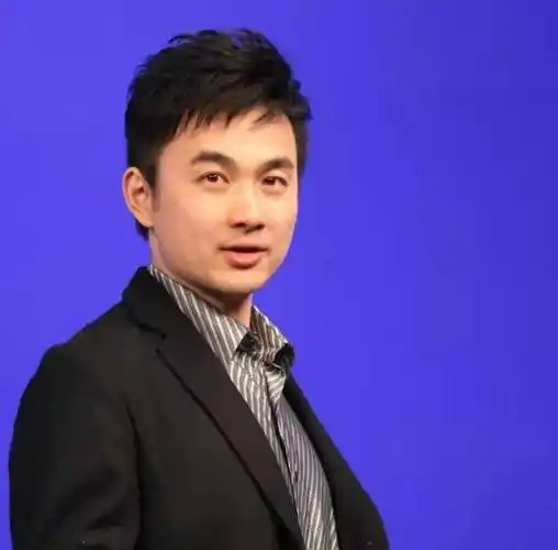 上海台主持人黄浩才貌双全,为何屈居《新闻坊》?