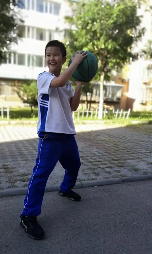 今年9岁帅气的,阳光的少年就是我～～～金奕丞.