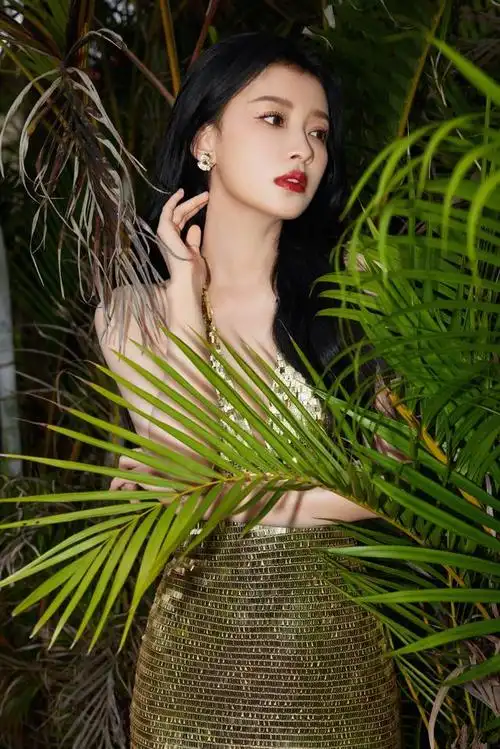 孙怡鎏金露背礼裙草坪写真 融入大自然的景色 一组令人陶醉的美照