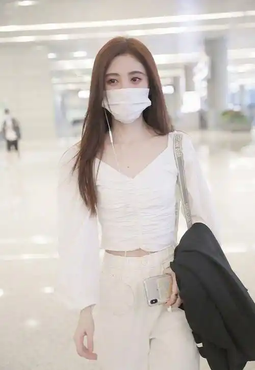 鞠婧祎少女系私服请查收!