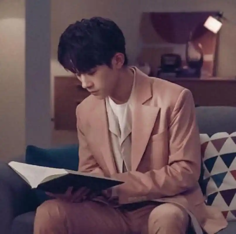 易烊千玺分享飞机上看书视频.