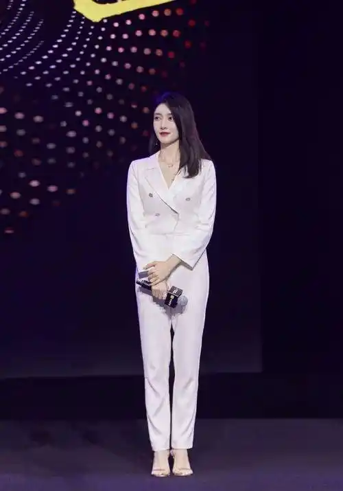 当佟丽娅和江疏影同穿白色连体裤,终于知道美女与女神的差距了_异域